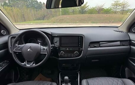 Mitsubishi Outlander III рестайлинг 3, 2022 год, 2 400 000 рублей, 8 фотография