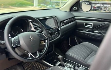 Mitsubishi Outlander III рестайлинг 3, 2022 год, 2 400 000 рублей, 9 фотография