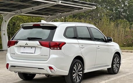 Mitsubishi Outlander III рестайлинг 3, 2022 год, 2 400 000 рублей, 5 фотография