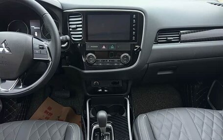 Mitsubishi Outlander III рестайлинг 3, 2022 год, 2 400 000 рублей, 11 фотография