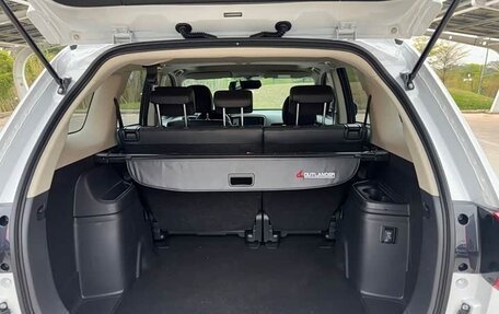 Mitsubishi Outlander III рестайлинг 3, 2022 год, 2 400 000 рублей, 14 фотография