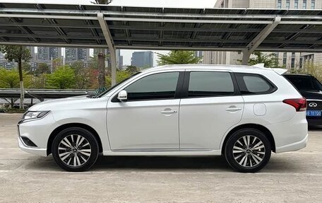 Mitsubishi Outlander III рестайлинг 3, 2022 год, 2 400 000 рублей, 7 фотография