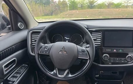 Mitsubishi Outlander III рестайлинг 3, 2022 год, 2 400 000 рублей, 12 фотография