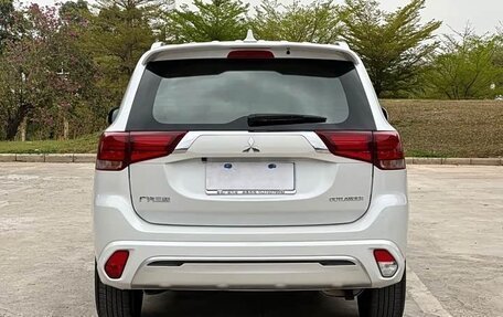 Mitsubishi Outlander III рестайлинг 3, 2022 год, 2 400 000 рублей, 6 фотография