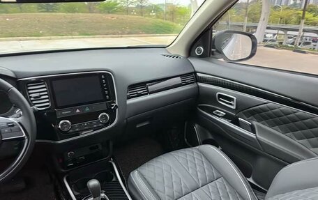 Mitsubishi Outlander III рестайлинг 3, 2022 год, 2 400 000 рублей, 13 фотография