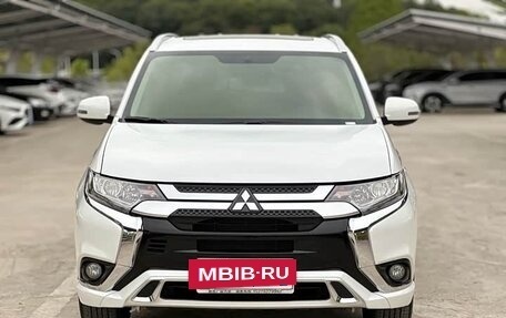 Mitsubishi Outlander III рестайлинг 3, 2022 год, 2 400 000 рублей, 2 фотография
