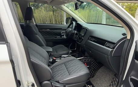 Mitsubishi Outlander III рестайлинг 3, 2022 год, 2 400 000 рублей, 16 фотография