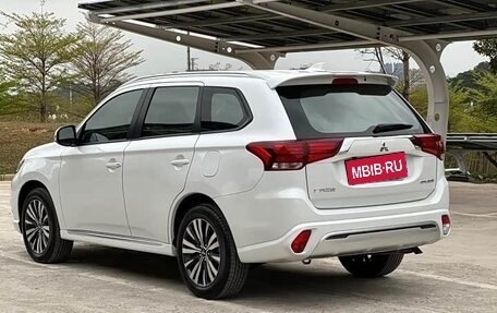 Mitsubishi Outlander III рестайлинг 3, 2022 год, 2 400 000 рублей, 4 фотография