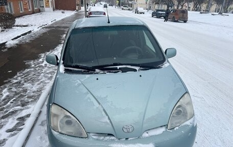 Toyota Prius IV XW50, 2002 год, 400 000 рублей, 1 фотография