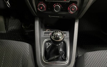 Volkswagen Jetta VI, 2011 год, 999 000 рублей, 13 фотография