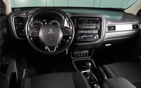 Mitsubishi Outlander III рестайлинг 3, 2017 год, 2 179 000 рублей, 6 фотография