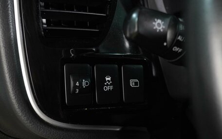 Mitsubishi Outlander III рестайлинг 3, 2017 год, 2 179 000 рублей, 13 фотография