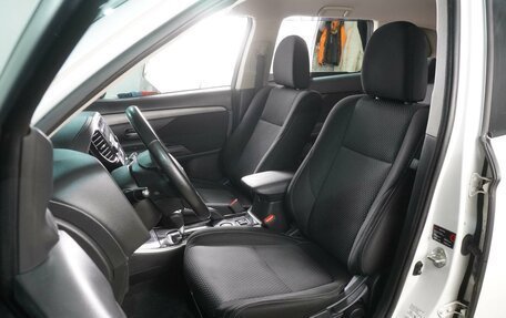 Mitsubishi Outlander III рестайлинг 3, 2017 год, 2 179 000 рублей, 10 фотография