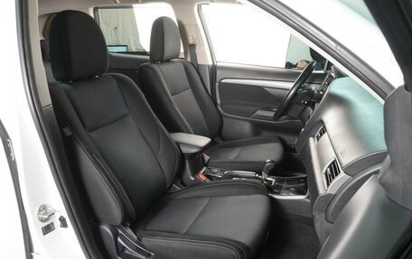 Mitsubishi Outlander III рестайлинг 3, 2017 год, 2 179 000 рублей, 8 фотография