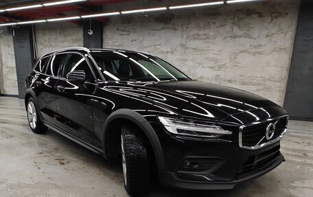 Volvo V60 Cross Country II, 2019 год, 2 850 000 рублей, 1 фотография