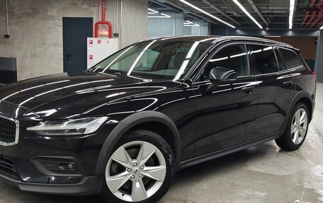 Volvo V60 Cross Country II, 2019 год, 2 850 000 рублей, 2 фотография