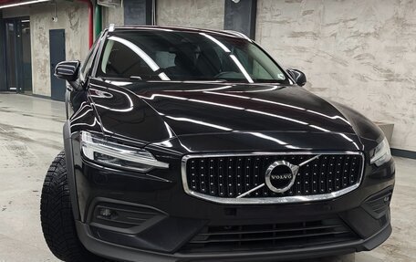 Volvo V60 Cross Country II, 2019 год, 2 850 000 рублей, 7 фотография