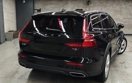 Volvo V60 Cross Country II, 2019 год, 2 850 000 рублей, 8 фотография