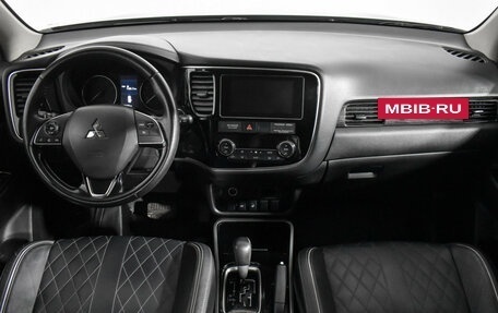 Mitsubishi Outlander III рестайлинг 3, 2018 год, 2 100 000 рублей, 15 фотография