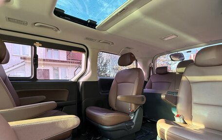 Hyundai Grand Starex Grand Starex I рестайлинг 2, 2019 год, 4 400 000 рублей, 19 фотография