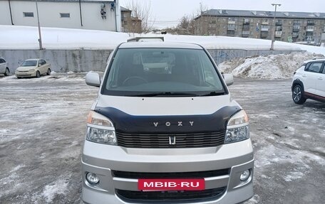 Toyota Voxy II, 2002 год, 950 000 рублей, 2 фотография