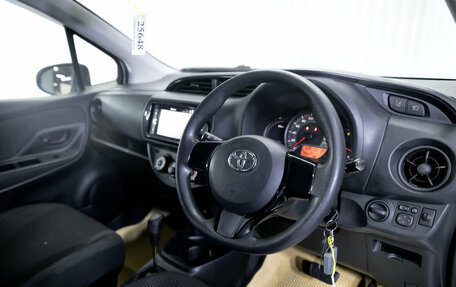 Toyota Vitz, 2019 год, 1 049 000 рублей, 13 фотография