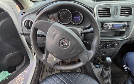 Renault Logan II, 2017 год, 700 000 рублей, 2 фотография