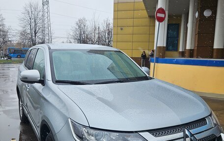 Mitsubishi Outlander III рестайлинг 3, 2018 год, 2 350 000 рублей, 10 фотография