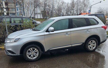 Mitsubishi Outlander III рестайлинг 3, 2018 год, 2 350 000 рублей, 11 фотография