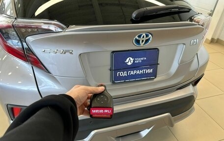 Toyota C-HR I рестайлинг, 2017 год, 2 249 900 рублей, 24 фотография