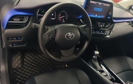 Toyota C-HR I рестайлинг, 2021 год, 2 800 000 рублей, 8 фотография