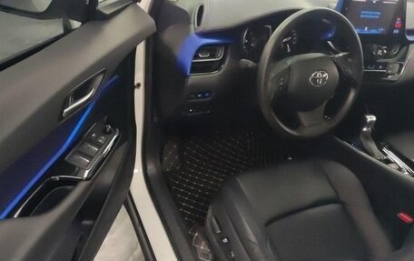 Toyota C-HR I рестайлинг, 2021 год, 2 800 000 рублей, 7 фотография