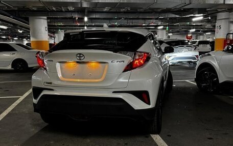 Toyota C-HR I рестайлинг, 2021 год, 2 800 000 рублей, 3 фотография