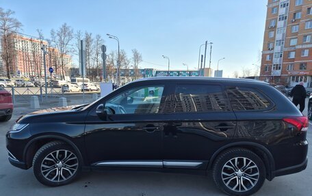 Mitsubishi Outlander III рестайлинг 3, 2018 год, 1 880 000 рублей, 2 фотография