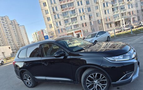Mitsubishi Outlander III рестайлинг 3, 2018 год, 1 880 000 рублей, 3 фотография