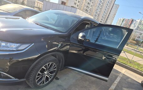 Mitsubishi Outlander III рестайлинг 3, 2018 год, 1 880 000 рублей, 13 фотография