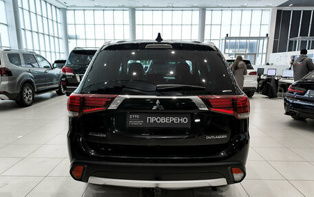 Mitsubishi Outlander III рестайлинг 3, 2017 год, 2 250 000 рублей, 10 фотография