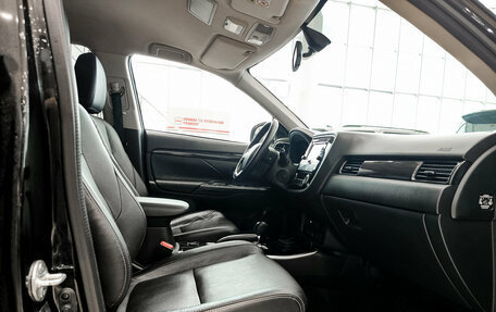 Mitsubishi Outlander III рестайлинг 3, 2017 год, 2 250 000 рублей, 15 фотография