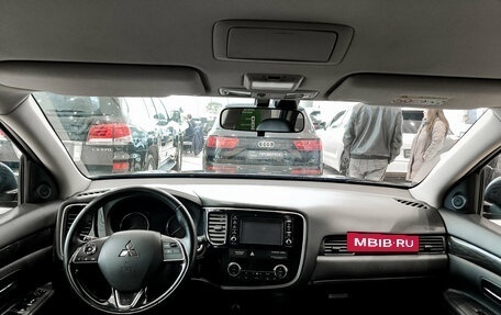 Mitsubishi Outlander III рестайлинг 3, 2017 год, 2 250 000 рублей, 18 фотография