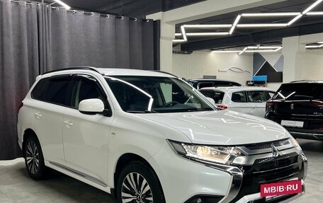 Mitsubishi Outlander III рестайлинг 3, 2022 год, 2 497 000 рублей, 6 фотография