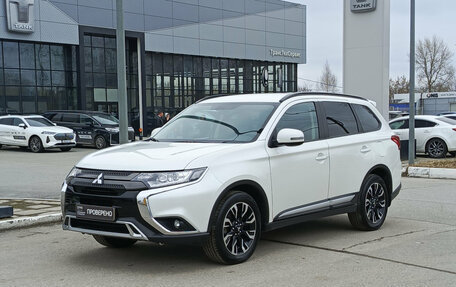 Mitsubishi Outlander III рестайлинг 3, 2021 год, 2 820 000 рублей, 1 фотография