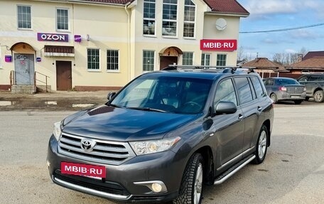 Toyota Highlander III, 2013 год, 1 800 000 рублей, 3 фотография