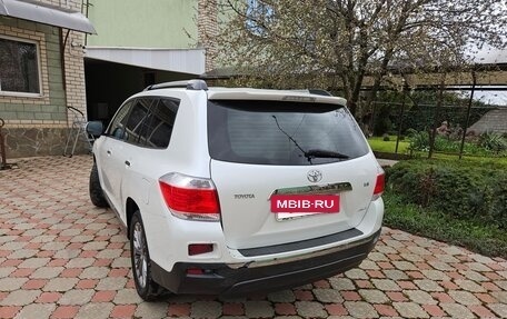 Toyota Highlander III, 2011 год, 2 100 000 рублей, 2 фотография