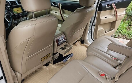 Toyota Highlander III, 2011 год, 2 100 000 рублей, 17 фотография