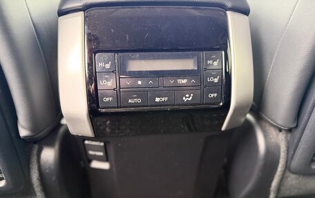 Toyota Land Cruiser Prado 150 рестайлинг 2, 2020 год, 7 500 000 рублей, 24 фотография