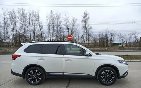 Mitsubishi Outlander III рестайлинг 3, 2021 год, 2 820 000 рублей, 5 фотография