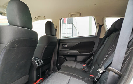 Mitsubishi Outlander III рестайлинг 3, 2021 год, 2 820 000 рублей, 15 фотография