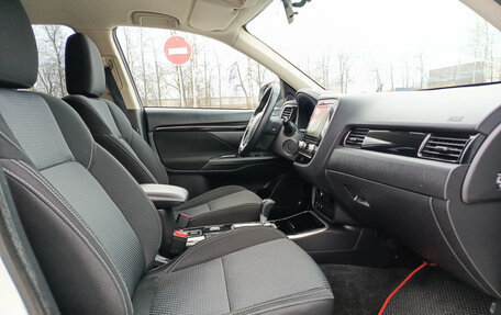 Mitsubishi Outlander III рестайлинг 3, 2021 год, 2 820 000 рублей, 13 фотография