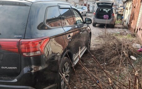 Mitsubishi Outlander III рестайлинг 3, 2015 год, 2 150 000 рублей, 2 фотография