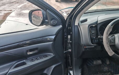 Mitsubishi Outlander III рестайлинг 3, 2015 год, 2 150 000 рублей, 11 фотография